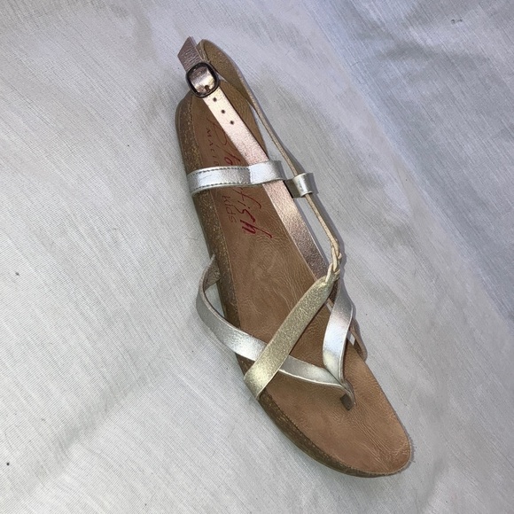 Blowfish size 4 youth  Silver gold and copper tone  Strappy Sandals - Picture 15 of 15
